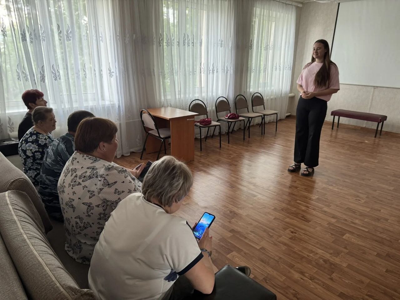 В рамках «Цифровой России» и «Школы ЖКХ» пенсионеры Саратовской области научились использовать мобильное приложение Сбербанка
