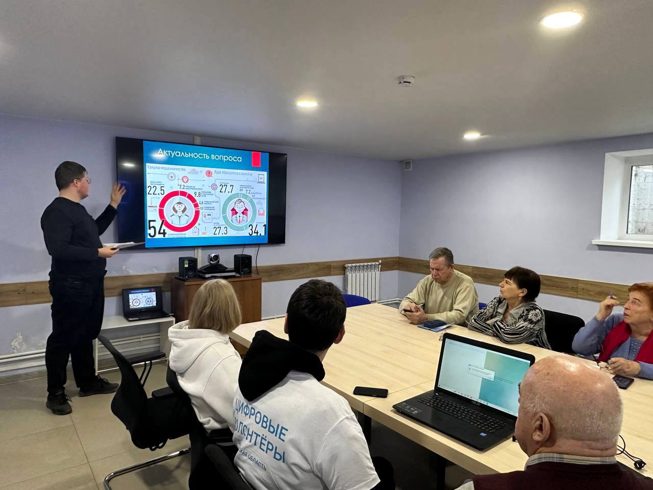 Старшее поколение Рязанской области продолжает осваивать новые технологии с помощью цифровых волонтеров