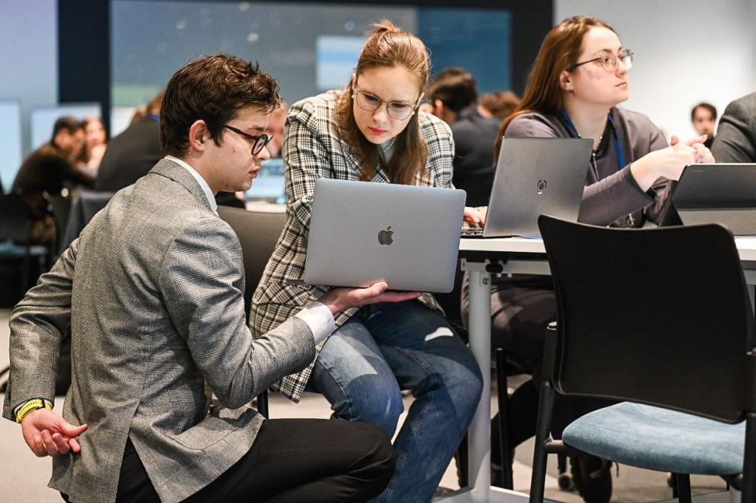 Госслужащие Тюмени знакомятся с принципами работы нейросетей