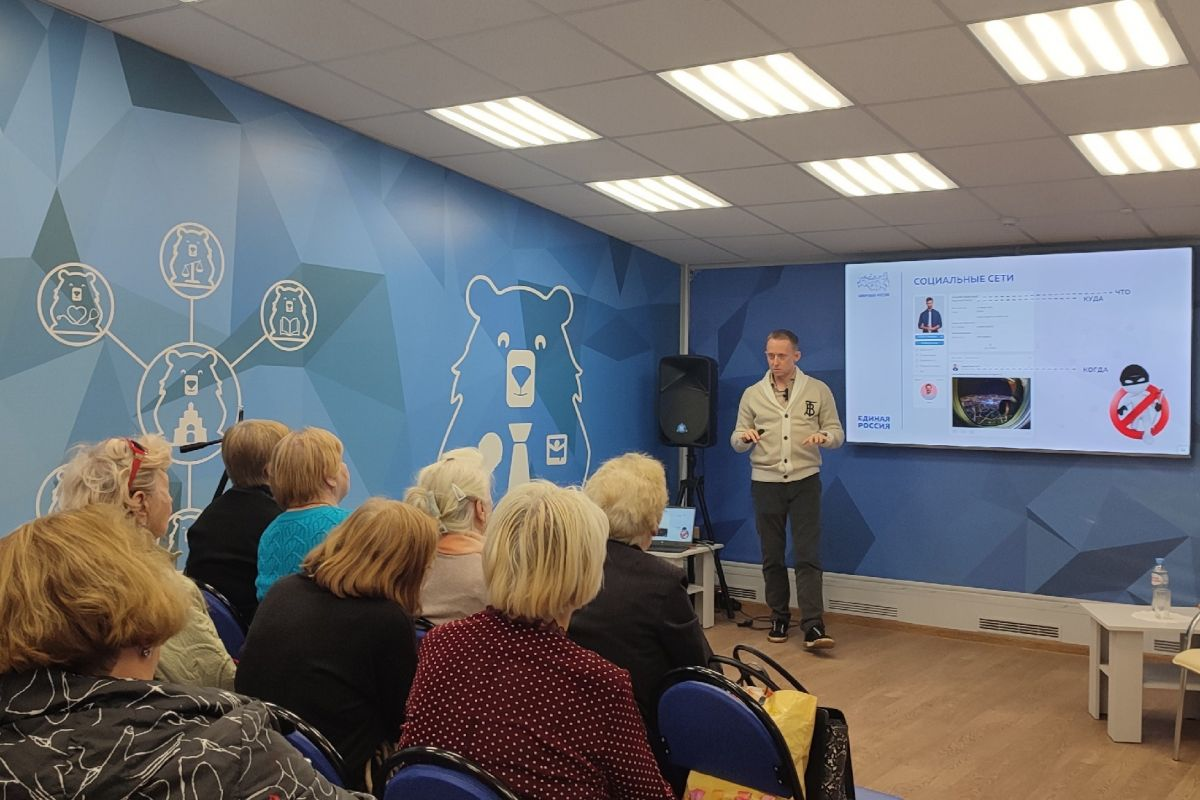 Региональный координатор проекта «Цифровая Россия» Максим Байрак встретился с представителями старшего поколения