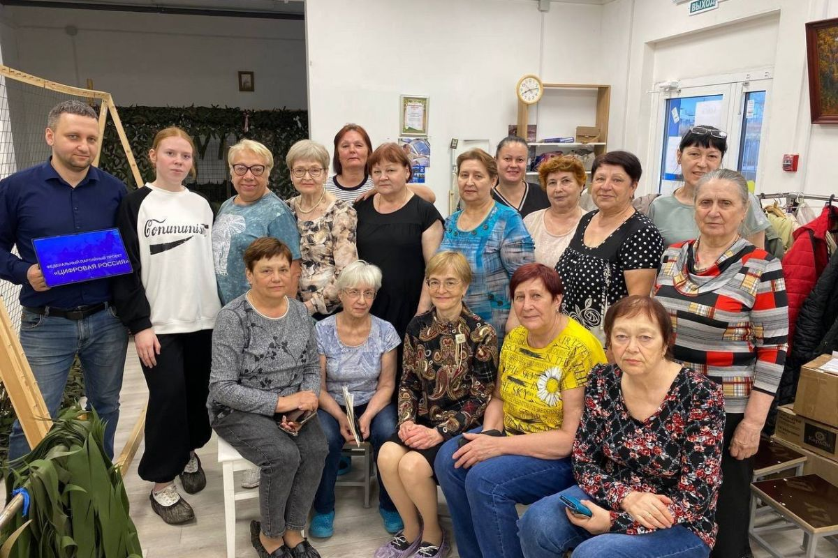 Волонтеры «Цифровой России» помогают старшему поколению Красноярска освоить цифровые сервисы