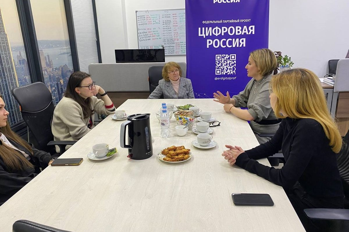 В РАМКАХ ПРОЕКТА «ЦИФРОВАЯ РОССИЯ» В ИЖЕВСКЕ ПРОШЕЛ КРУГЛЫЙ СТОЛ С ПРЕПОДАВАТЕЛЯМИ ШКОЛ