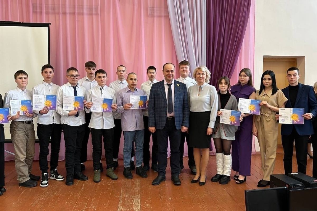 ВЛАДИМИР ЛИДЕРМАН ПОДАРИЛ ДВА МОЩНЫХ КОМПЬЮТЕРА ЦИВИЛЬСКОМУ АГРАРНОМУ ТЕХНИКУМУ