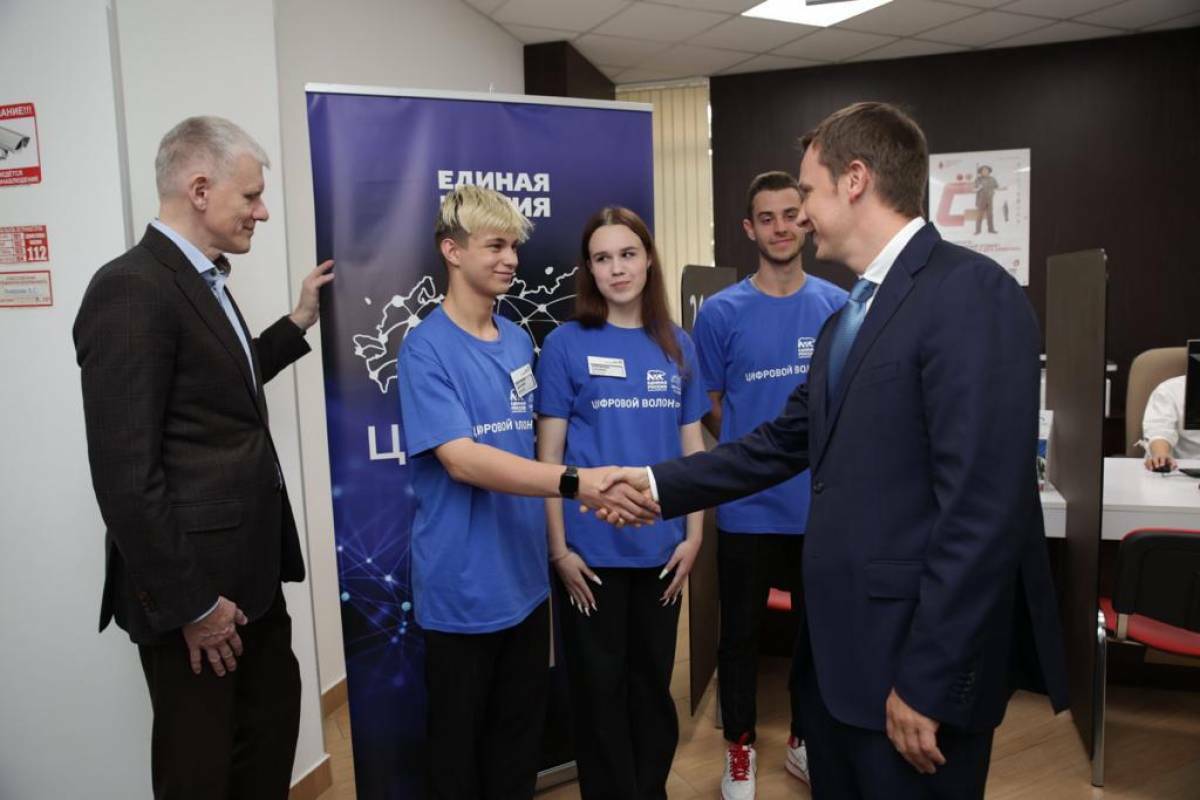 Цифровые волонтёры «Единой России» помогают посетителям МФЦ осваивать современные информационные сервисы