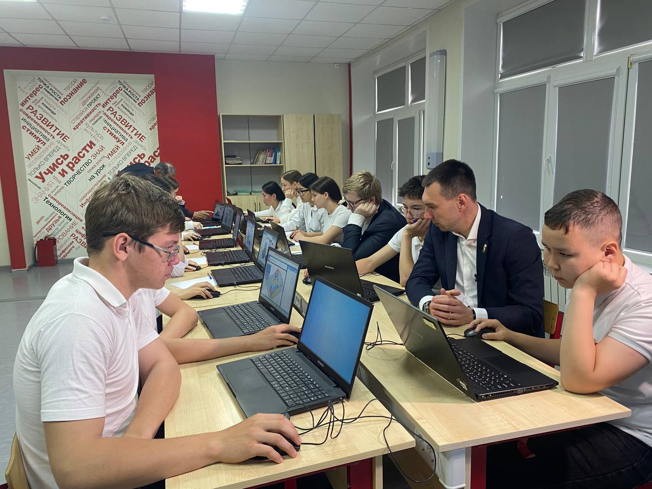 Школьники из села Иванчуг открыли для себя мир квантовых технологий и кибербезопасности