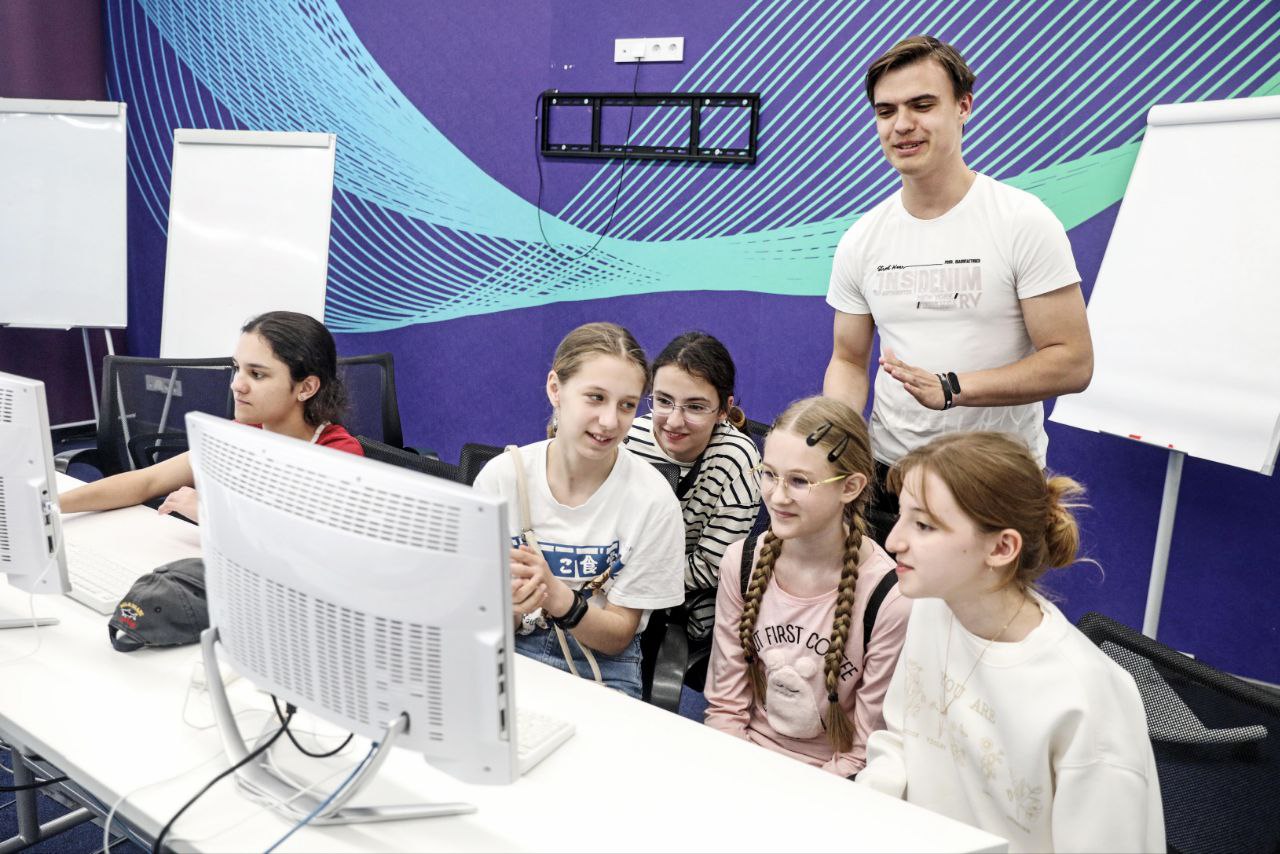 Школьники Томска узнали, как искусственный интеллект помогает в творчестве