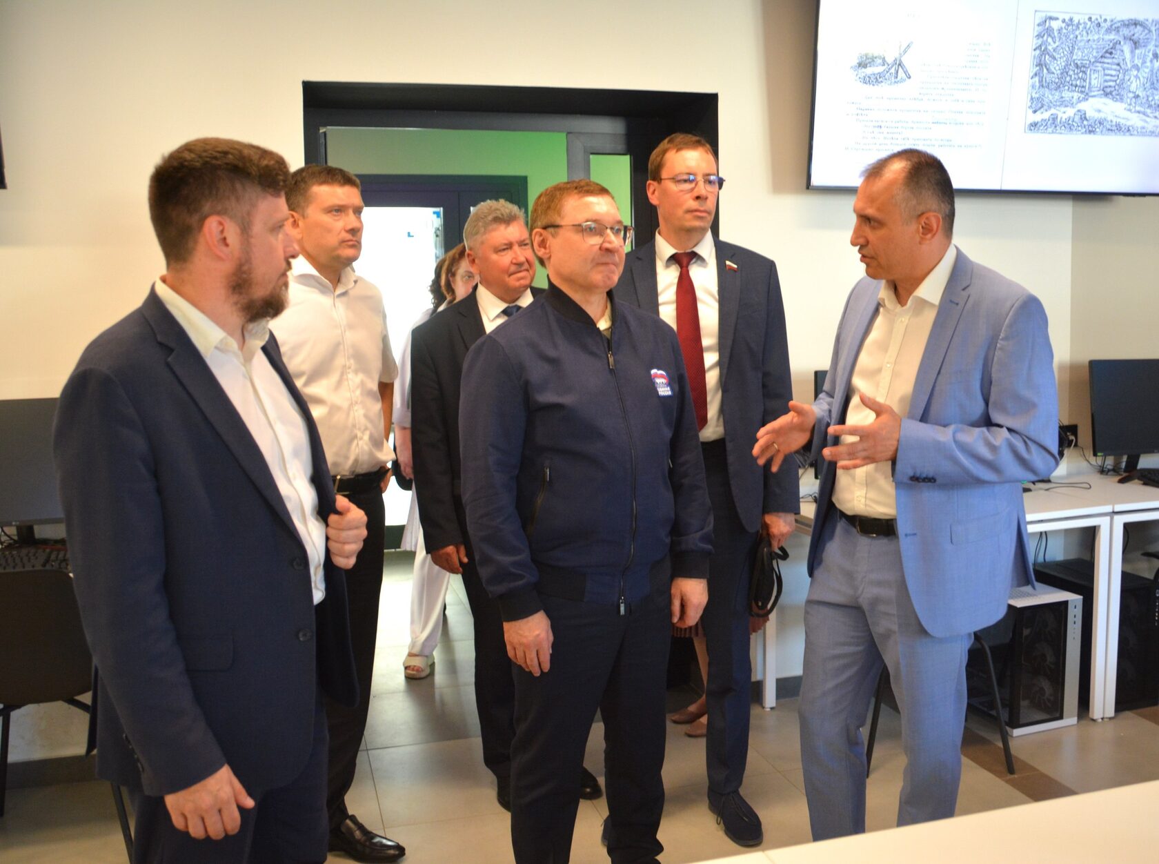 Заместитель председателя Совета Федерации Владимир Якушев посетил Институт «Высшая ИТ-школа» КГУ